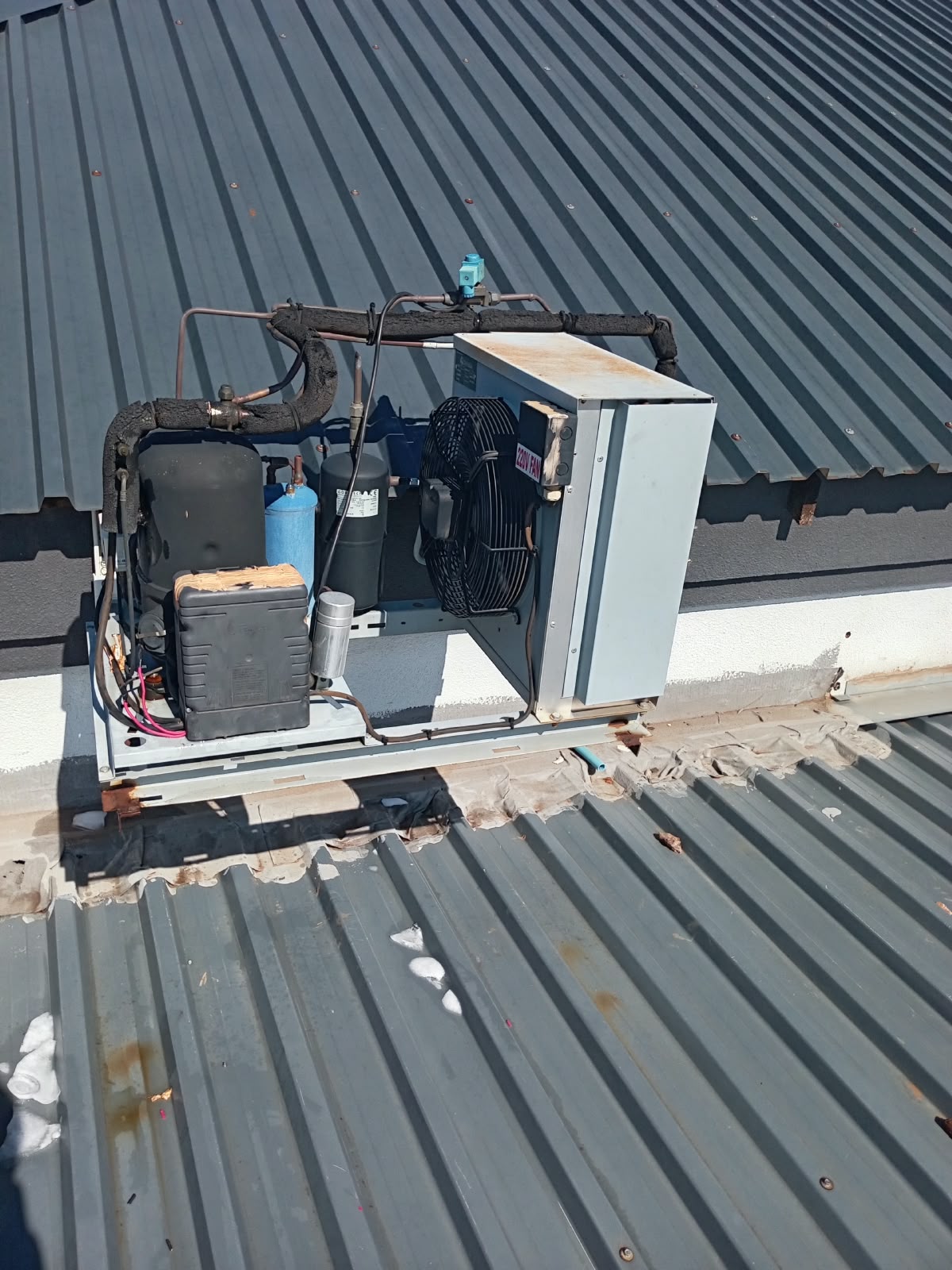 Rooftop refrigeration plant and pipework